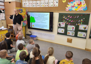 Dzieci śladzą losy skarpetki Fredzi.