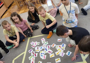 Chłopiec przygląda się skarpetkom.