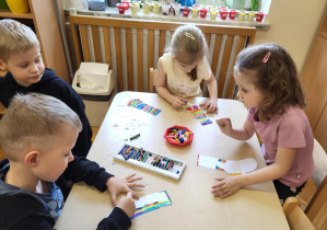 Dzieci wykonują pracę plastyczną.