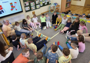 Wszyscy pokazują swoje kolorowe skarpetki.