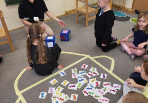 Dzieci rzucają kostkami.