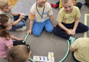 Chłopcy cieszą się z poprawnie wykonanego zadania.