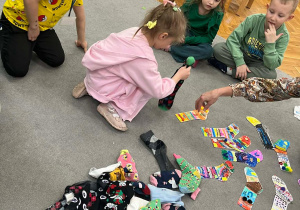 Dziewczynka szuka skarpetek do pary.