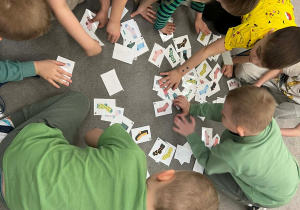 Dzieci grają w memory z różnymi skarpetkami.