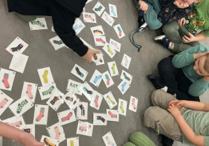 Dzieci szukają na obrazkach skarpetek do pary.