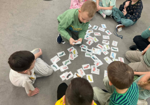 Chłopiec szuka na obrazkach jednakowych skarpetek.