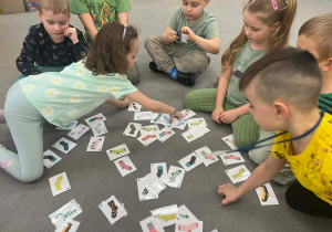 Dziewczynka szuka na obrazkach takich samych skarpetek.