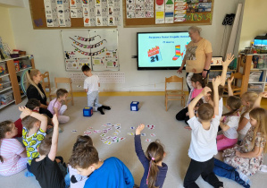 Chłopiec wiesza skarpetę na sznurku.