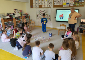 Chłopiec trzyma w ręku kostkę.