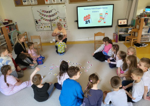 Dzieci przyglądają się chłopcu, który przywiesz skarpetkę.