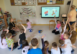 Dziewczynka przyczepia skarpetkę.