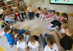 Tupanie nogami w kolorowych skarpetkach.