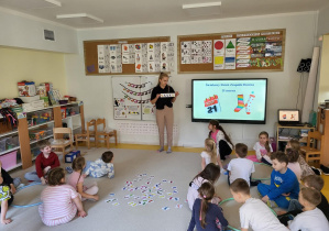 Nauczyciel tłumaczy dzieciom kolejne zadanie.