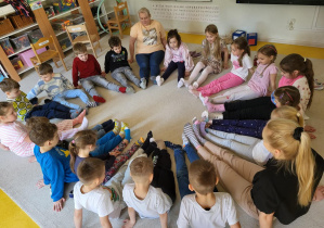 Pokaz kolorowych skarpetek.