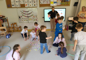 Wszyscy zabierają się do pracy.