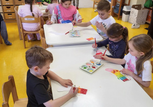 Malowanie farbami skarpetek.