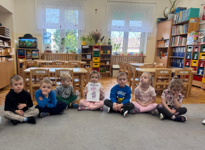 Dziewczynka trzyma w ręku postać Tremka.