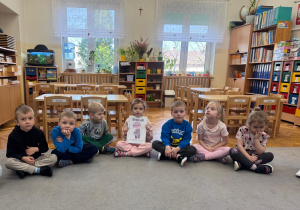 Dziewczynka trzyma w ręku postać Tremka.