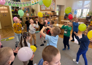 Dzieci tańczą z balonami.