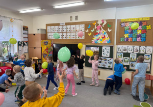 Dzieci bawią się z balonami.