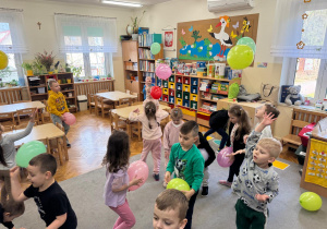 Dzieci podczas zabawy z balonami.