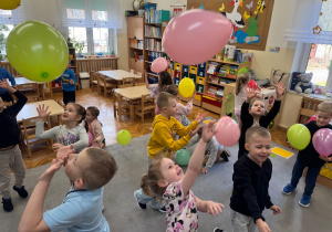 Dzieci odbijają balony.