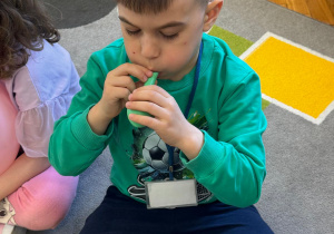 Chłopiec próbuje nadmuchać swój balon.