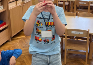 Chłopiec nadmuchuje swój balonik.