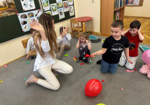 Przebijanie balonów.