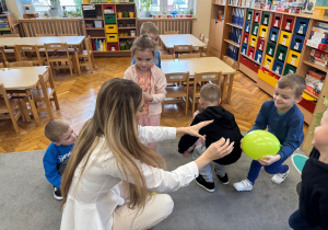 Nauczyciel przebija balony.