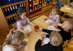 Dzieci podczas kolorwania postaci Tremka.