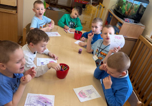 Chłopcy kolorują Tremka z Wyspy Wstydu.