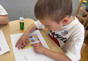 Chłopiec wkleja postać Tremka.