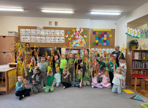 Dzieci pozują do wspólnego zdjęcia ze swoimi gaikami.