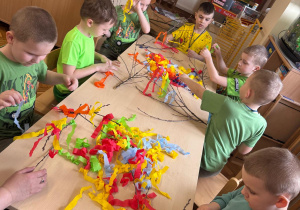 Tworzymy kolorowe gaiki – pierwsze oznaki wiosny.