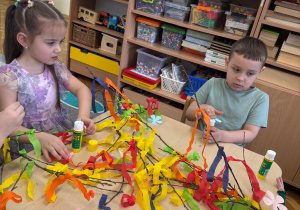 Dzieci z zaangażowaniem zdabiają gaiki.