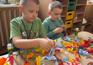 Chłopcy dekorują swój gaik.