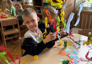 Chłopiec prezetuje swój gaik.