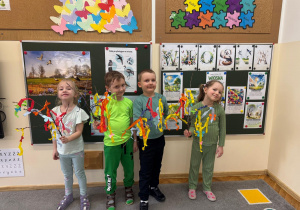 Dzieci prezentują swoje gaiki.