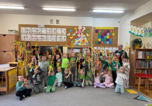 Dzieci pozują z nauczycielem, każdy trzyma w ręku gaik wykonany przez siebie.