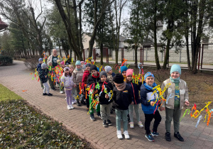 Dzieci gotowe do wiosenne marszu.