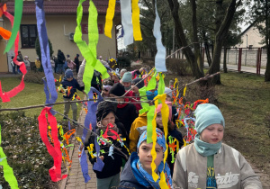 Dzieci stoją ze swoimi gaikami.