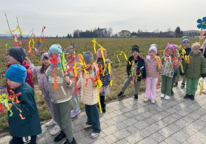 Dzieci podczas marszu z okazji Pierwszego Dnia Wiosny.