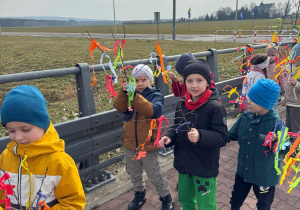 Dzieci pokazują swoje gaiki.