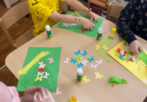 Chłopiec wykleja panią wiosnę.