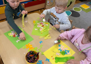 Dzieci tworzą panią wiosnę.