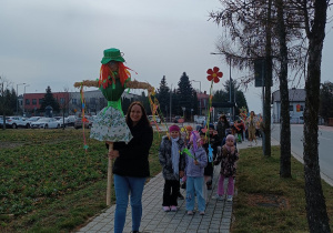 Pani trzyma Marzannę.