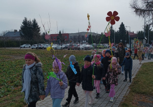 Dzieci maxszerują po chodniku.