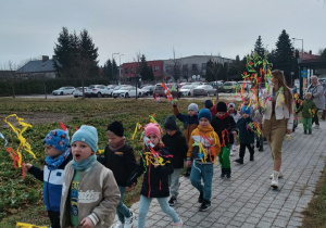 Pięciolatki niosą w ręku gaiki.