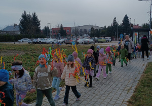 Dzieci śpiewają piosenkę.